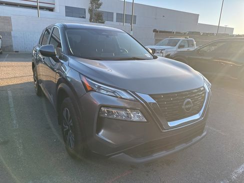 Used 2023 Nissan Rogue SV image 3