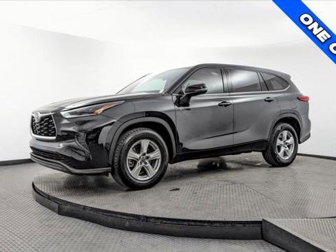 Used 2021 Toyota Highlander L image 2