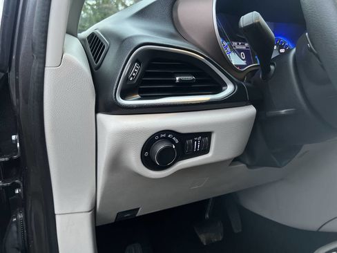 Used 2017 Chrysler Pacifica Touring image 20