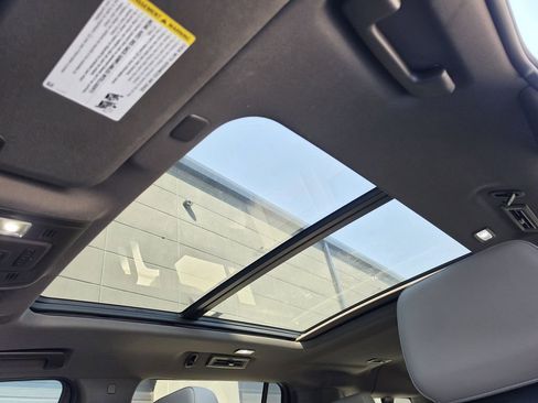 Used 2022 Chevrolet Suburban LT w/ Luxury Package image 8