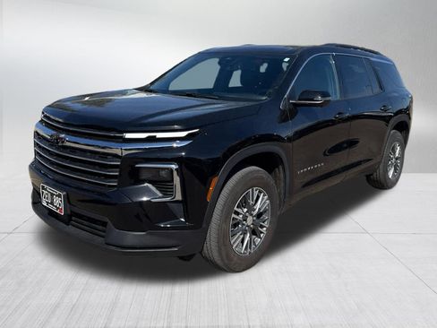 Used 2024 Chevrolet Traverse LT image 3