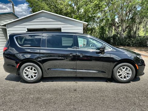 Used 2024 Chrysler Pacifica Touring-L FWD image 10