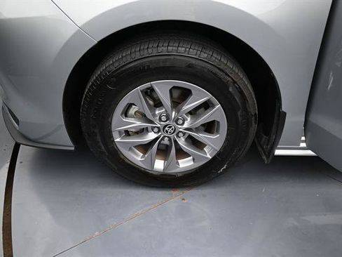 Used 2025 Toyota Sienna XLE FWD image 22