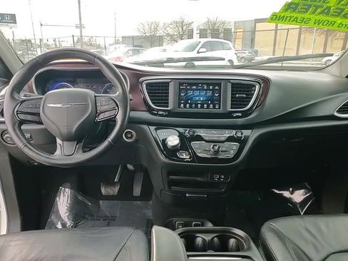 Used 2019 Chrysler Pacifica Touring-L image 11