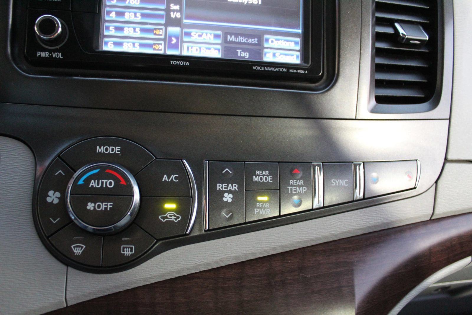 Used 2013 Toyota Sienna XLE FWD image 23