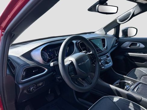Used 2025 Chrysler Pacifica Limited FWD image 6