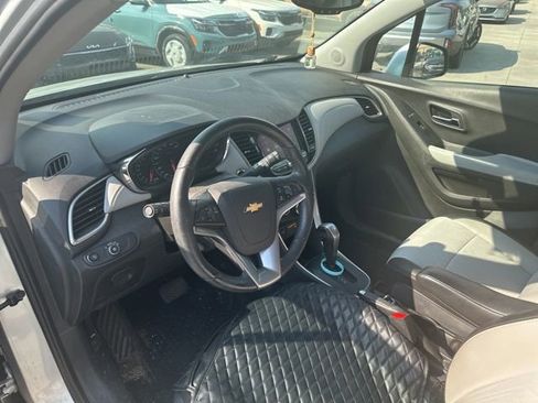 Used 2020 Chevrolet Trax LT w/ LT Convenience Package image 8