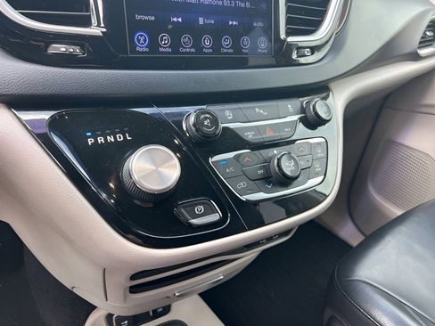 Used 2017 Chrysler Pacifica Touring-L FWD image 25