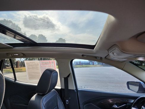 Used 2019 GMC Terrain Denali w/ Advanced Safety Package image 8