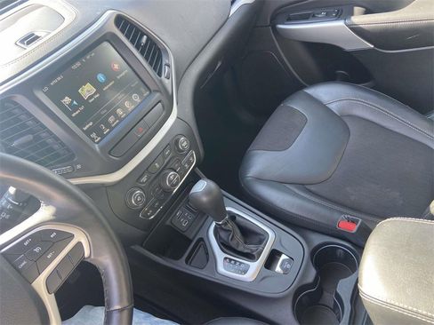 Used 2018 Jeep Cherokee Latitude Plus w/ Comfort/Convenience Group image 26