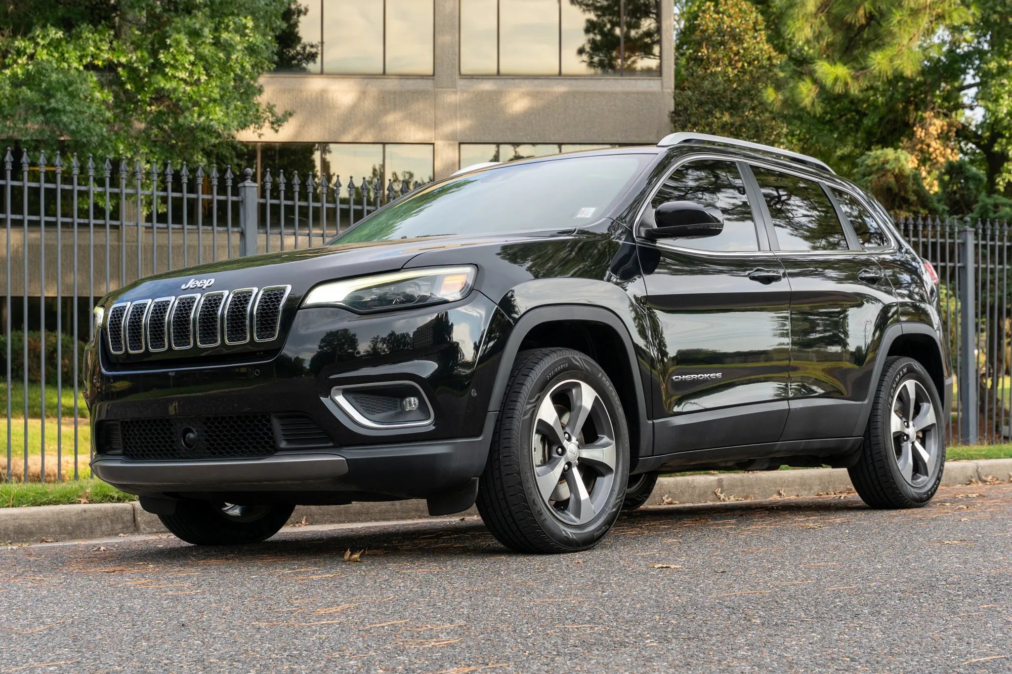 Used 2019 Jeep Cherokee Limited w/ Technology Group AWD/4WD image 1