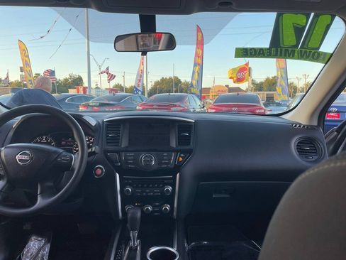 Used 2017 Nissan Pathfinder S image 23
