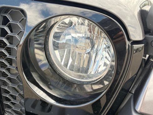 Used 2023 Jeep Gladiator Mojave AWD/4WD image 10