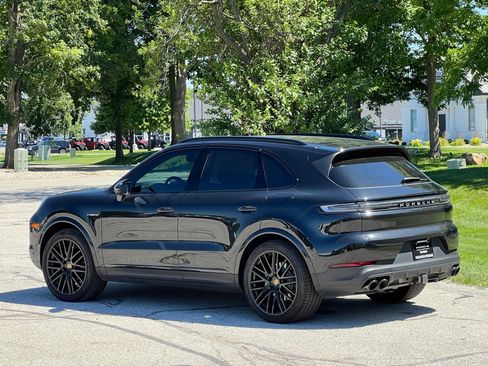 Certified 2025 Porsche Cayenne E-Hybrid AWD/4WD image 3