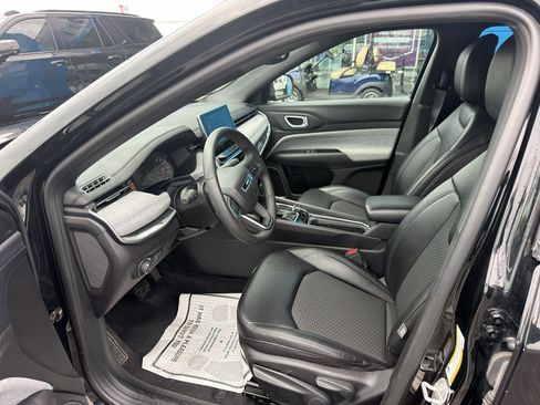 Used 2024 Jeep Compass Latitude AWD/4WD image 8
