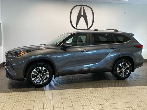 Used 2023 Toyota Highlander XLE image 3