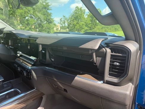 Used 2024 Chevrolet Silverado 1500 LT Trail Boss w/ LT Trail Boss Premium Package AWD/4WD image 29