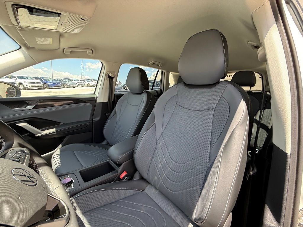 Certified 2025 Volkswagen Tiguan SE FWD image 14