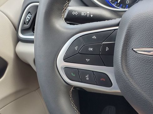 Used 2024 Chrysler Pacifica Touring-L FWD image 13