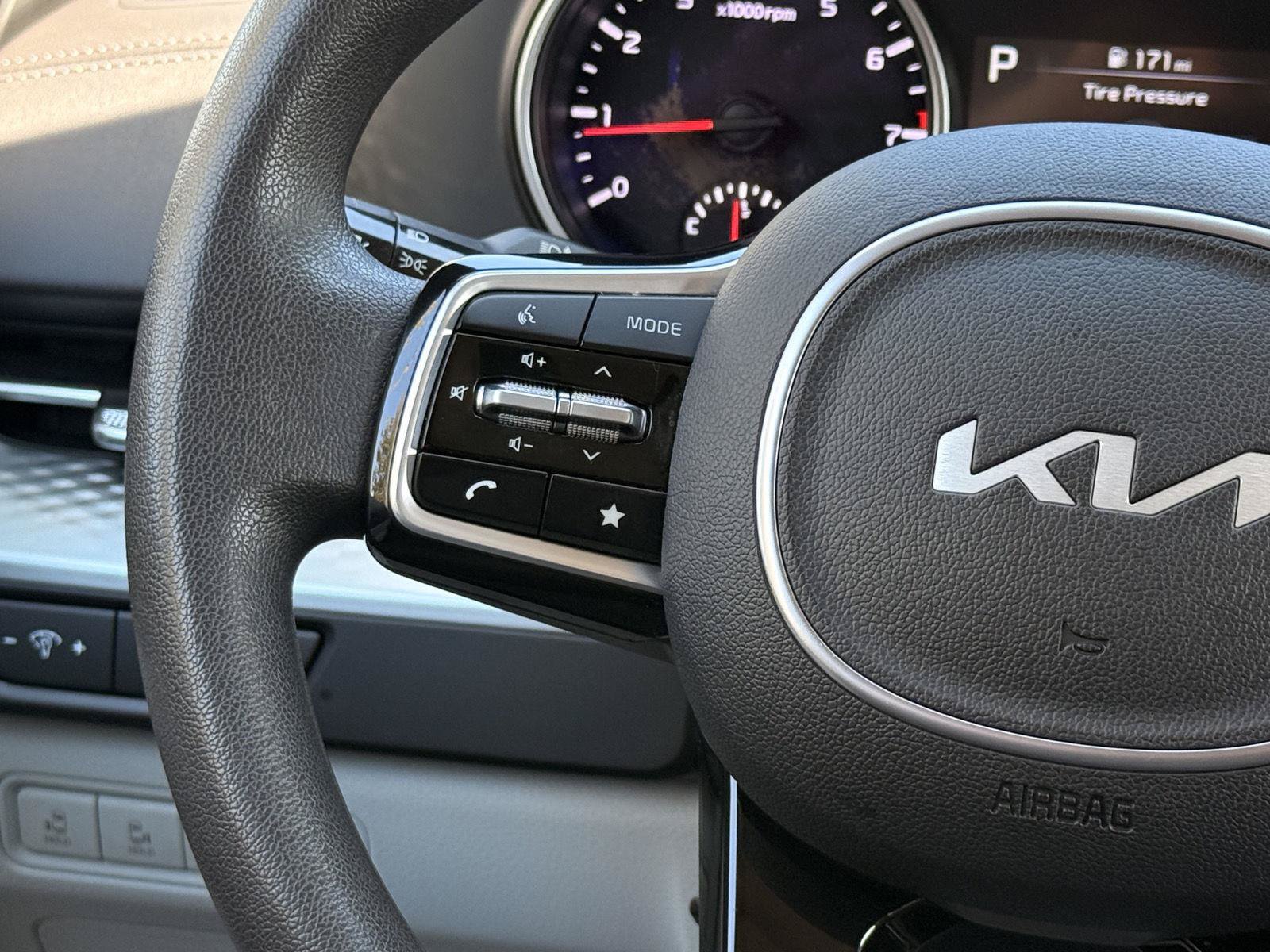 Used 2023 Kia Carnival LX FWD image 24