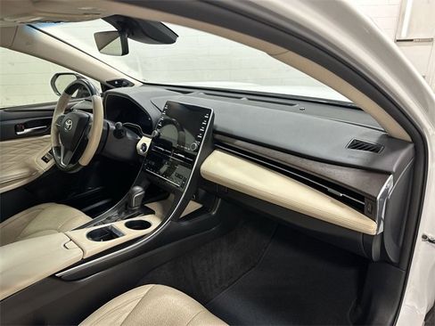 Used 2019 Toyota Avalon Limited image 24