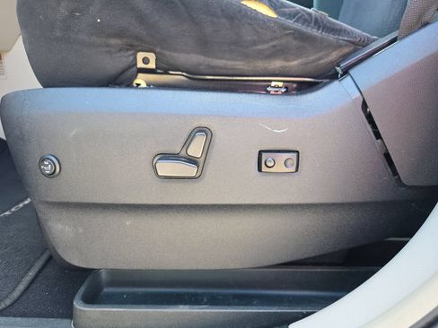 Used 2011 Chrysler Town & Country Touring FWD image 12