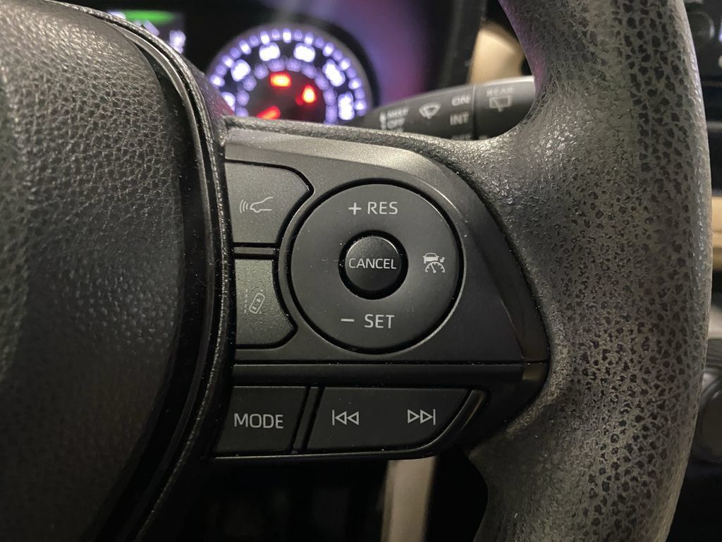 Used 2021 Toyota RAV4 LE AWD/4WD image 11