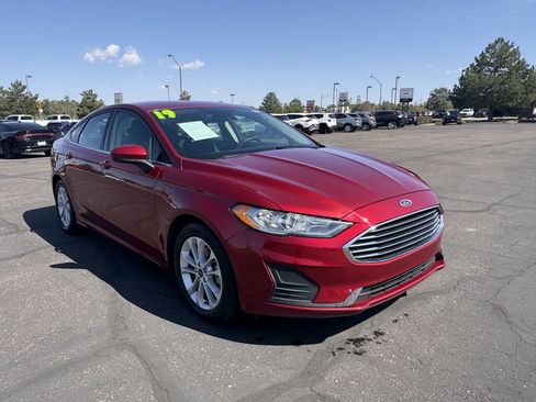 Used 2019 Ford Fusion SE image 2