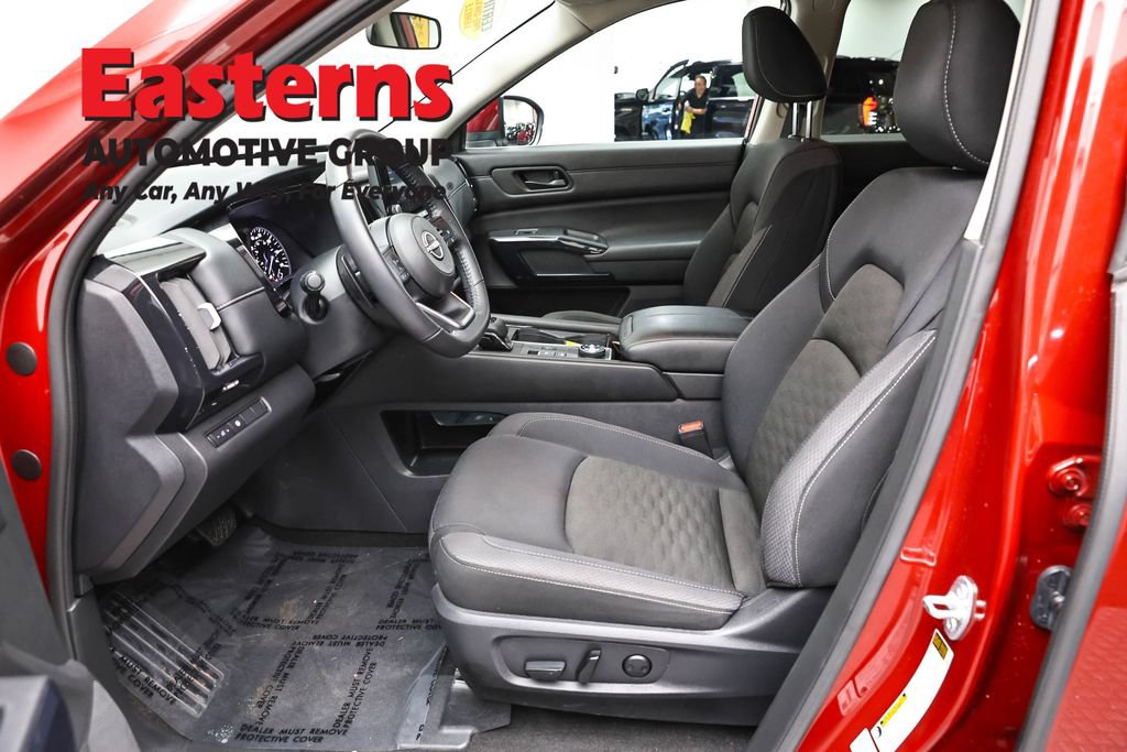 Used 2024 Nissan Pathfinder SV AWD/4WD image 15