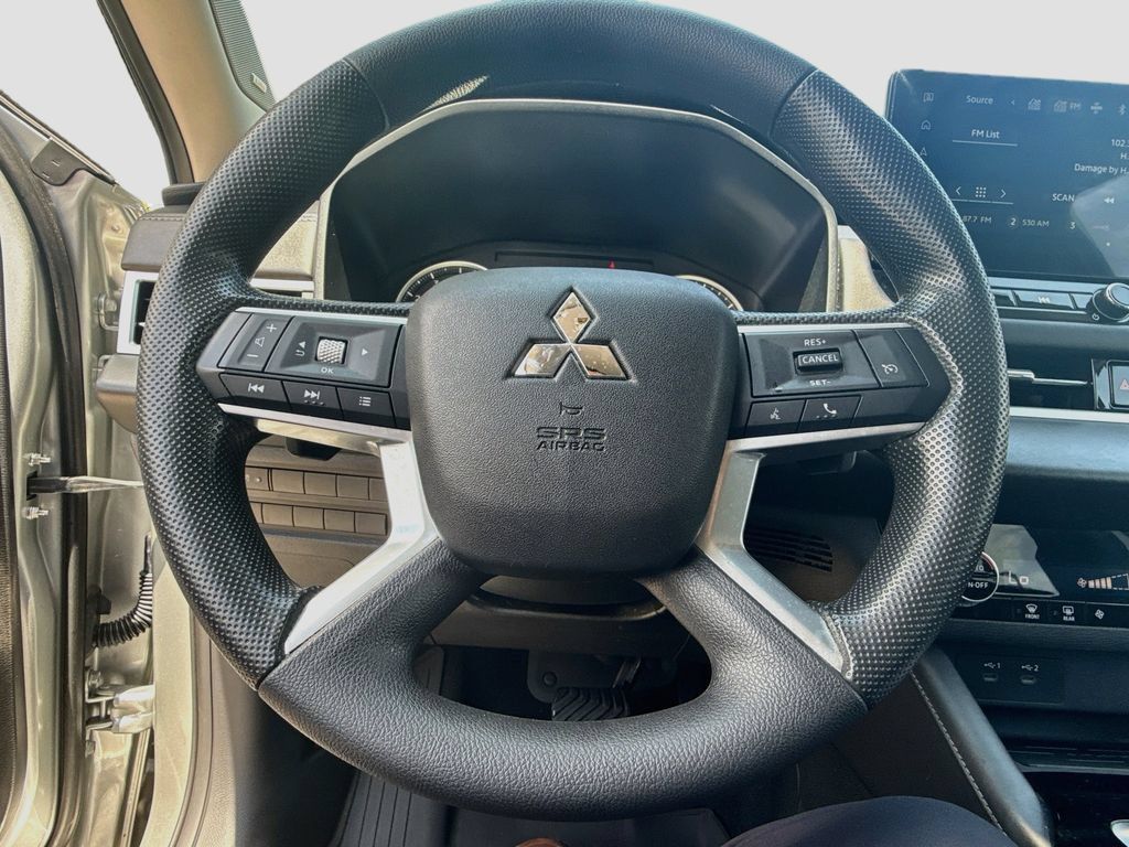 Used 2025 Mitsubishi Outlander ES FWD image 12