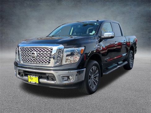 Used 2017 Nissan Titan SL image 5
