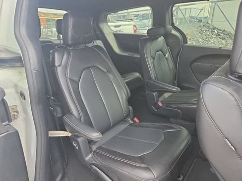 Used 2025 Chrysler Pacifica Select FWD image 13