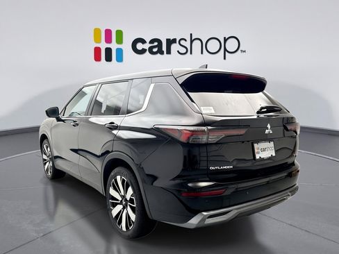 Used 2025 Mitsubishi Outlander SE image 3