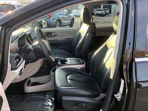 Used 2024 Chrysler Pacifica Touring-L image 25