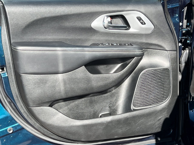 Used 2025 Chrysler Pacifica Limited FWD image 18