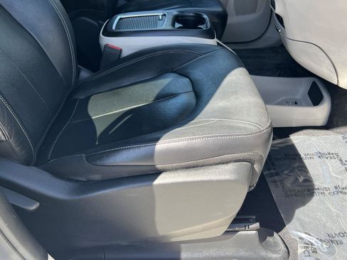 Used 2022 Chrysler Pacifica Touring-L FWD image 18