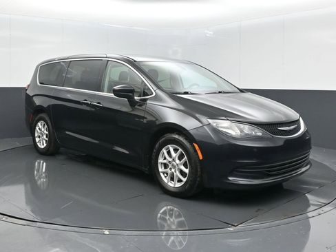 Used 2017 Chrysler Pacifica Touring image 1