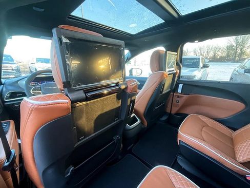 New 2026 Chrysler Pacifica Pinnacle w/ Trailer Tow Group image 33