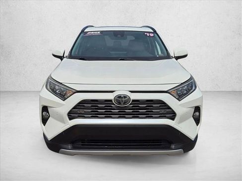 Used 2019 Toyota RAV4 Limited FWD image 2
