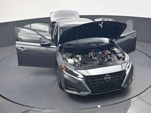 Used 2025 Nissan Altima 2.5 SV FWD image 41