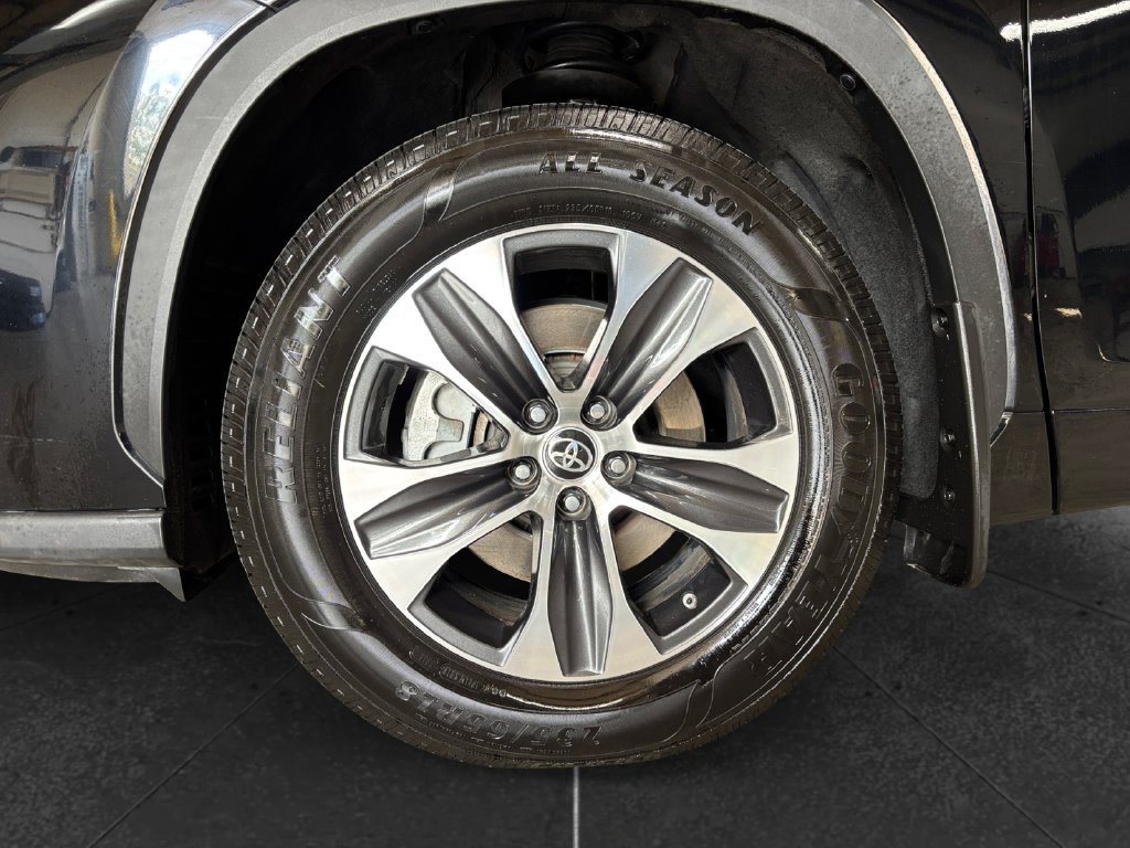 Used 2021 Toyota Highlander XLE AWD/4WD image 9