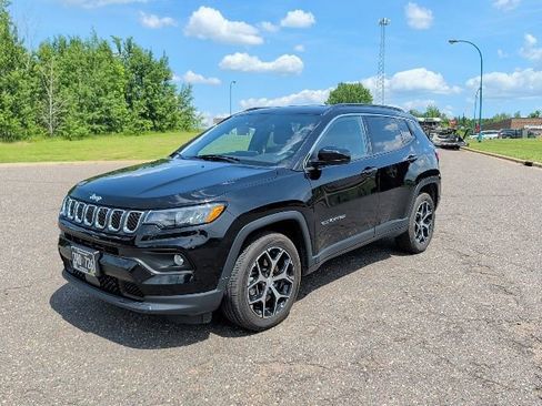 Used 2024 Jeep Compass Latitude AWD/4WD image 1
