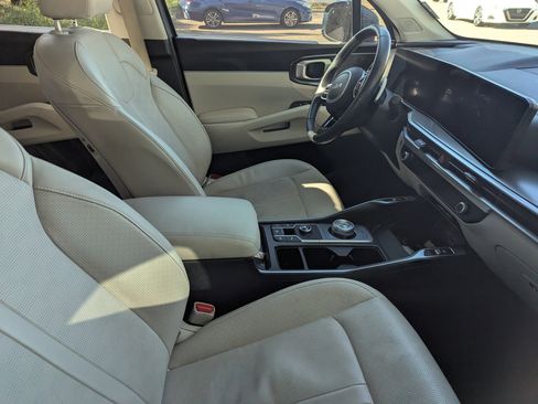 Certified 2025 Kia Sorento EX image 6
