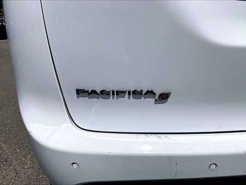Used 2021 Chrysler Pacifica Limited AWD/4WD image 9
