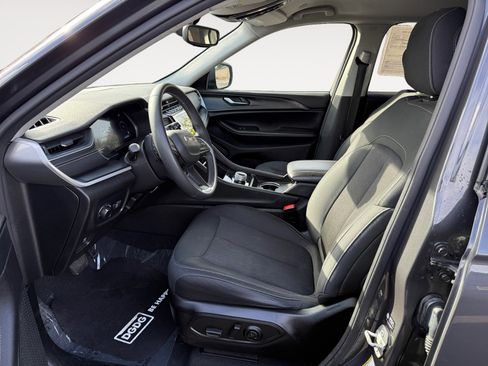 Used 2024 Jeep Grand Cherokee Laredo image 10