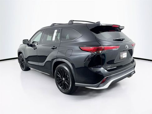 Used 2023 Toyota Highlander XSE FWD image 12