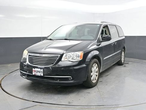 Used 2016 Chrysler Town & Country Touring FWD image 6