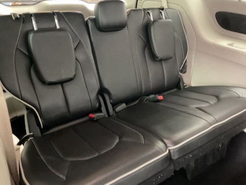 Used 2023 Chrysler Pacifica Limited FWD image 22