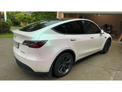 Used 2024 Tesla Model Y Long Range AWD/4WD image 3
