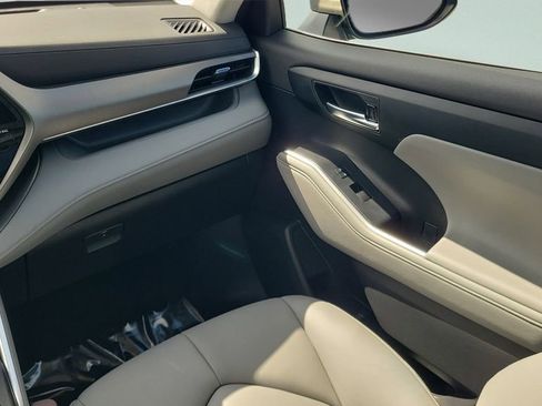 Used 2023 Toyota Highlander XLE image 13